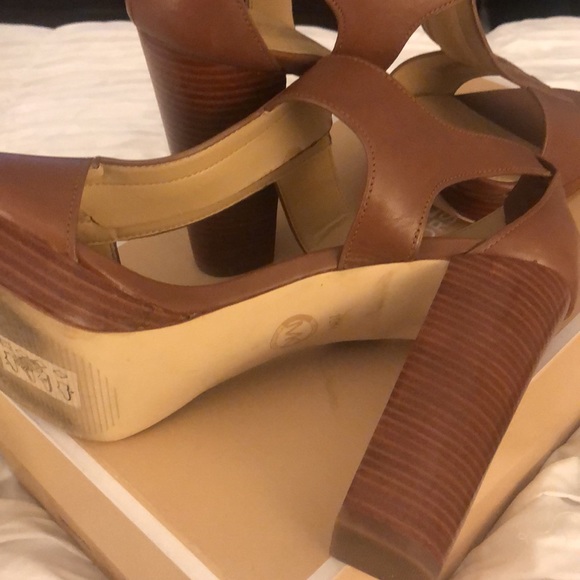 051.Michael Kors Berkeley T- Strap Sandals - Picture 6 of 6